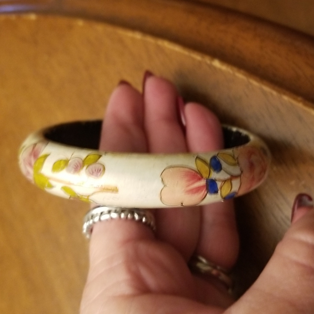 $5 ITEM. Beautiful vintage wooden bracelet 💚 MUST BE BUNDLED WITH OTHER ITEMS - Picture 8 of 8